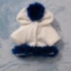 Cappottino bianco con pon pon blu