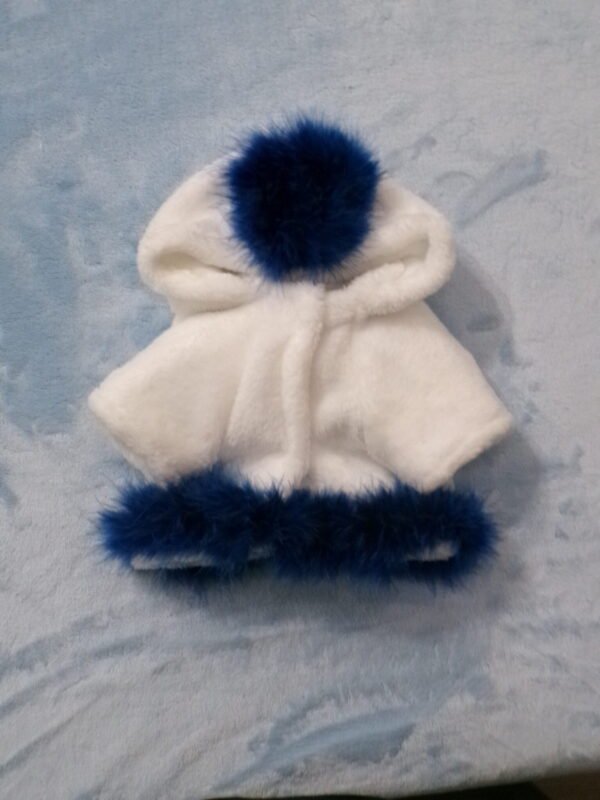 Cappottino bianco con pon pon blu