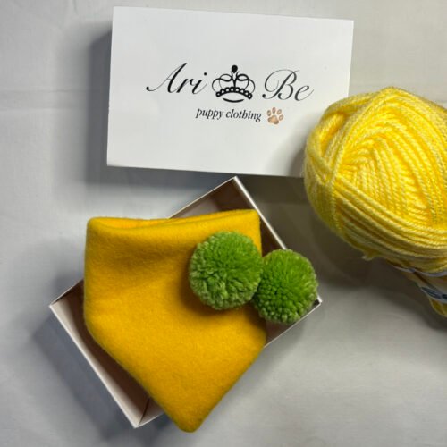 Bandana con pom pom senape