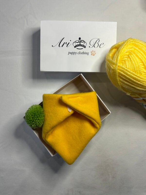 Bandana con pom pom senape