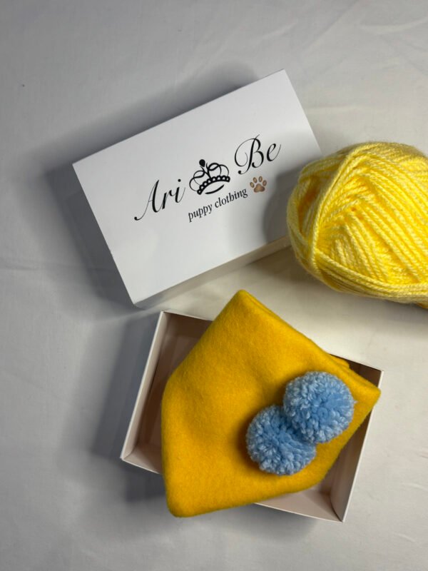 Bandana con pom pom senape